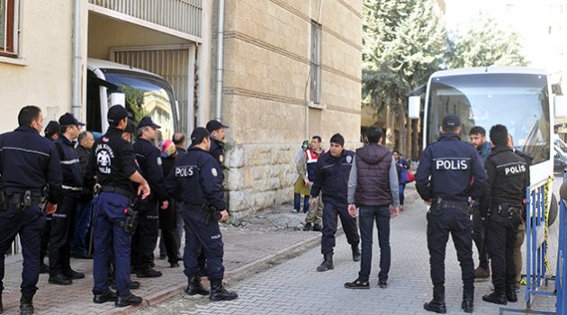 4 polis Adana dışına çıkamayacak