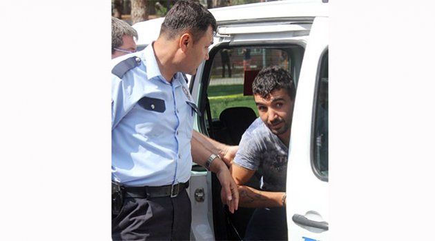 4 yaşındaki kızını darp edip çöp kamyonuna attı
