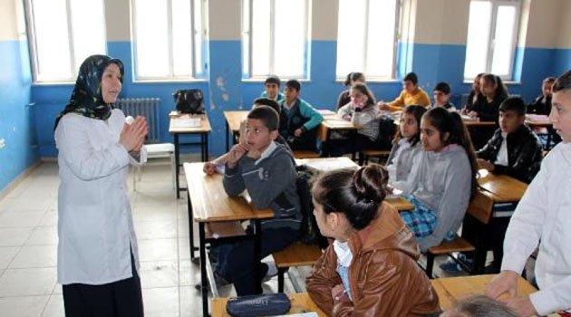 47 yaşında öğretmenliğe başladı