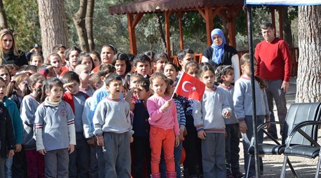 5 polis şehit veren köyün öğrencilerine polisten giyecek yardımı