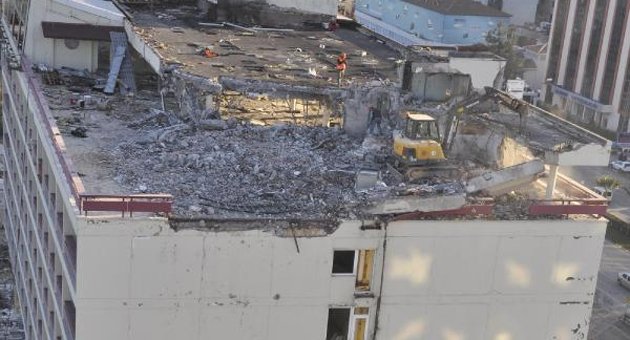 5 yıldızlı otelin 8'inci katında iş makinesi ile yıkım