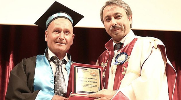 62 yaşında 3. üniversitesini bitirdi: Hem de birincilikle