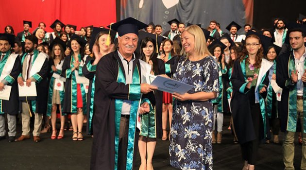 63 yaşında avukat oldu