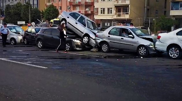 7 araç birbirine girdi! Yaralılar var