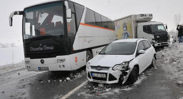 7 otobüs, 4 otomobil, 1 kamyon ve 1 kamyonet birbirine girdi