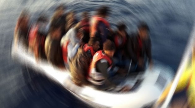 700 kişiyi taşıyan mülteci botu battı!