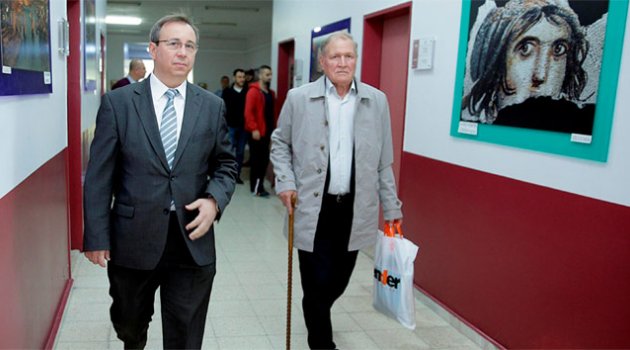 72 yaşındaki üniversiteli Şevki Kılıç, ilk dersine bastonuyla geldi