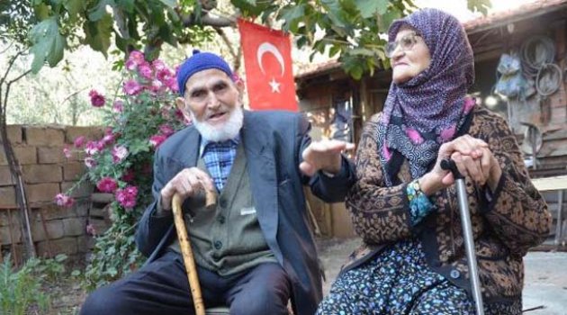 80 yıllık eşini kaybeden 103 yaşındaki Hamit dede, yalnız kaldı