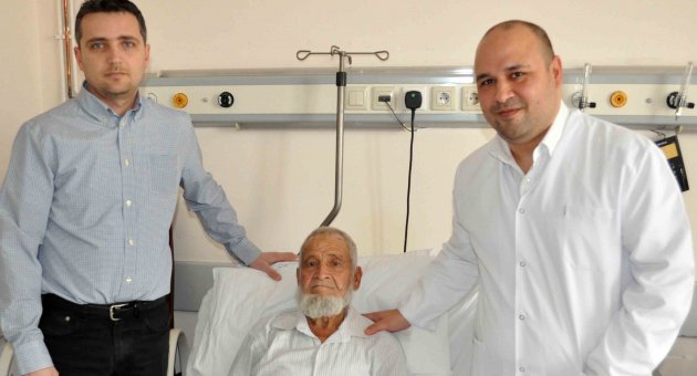 81 yaşındaki hastanın karın damarına uyutulmadan stent takıldı