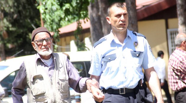 82 yaşındaki dedesini darp etti