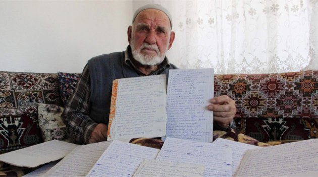 86 yaşındaki Arif dede, kasabada vefat edenlerin listesini tutuyor