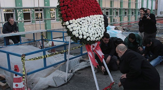 AB büyükelçileri terör kurbanları için çiçek bıraktı