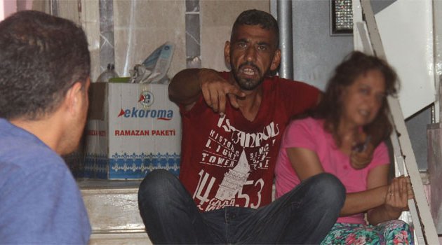 Ablasının boğazına bıçak dayayıp rehin aldı