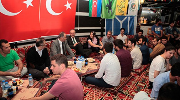 ABTÜ yönetimi öğrencileri dinliyor