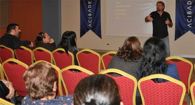 Acıbadem Adana’da hastalara Stand-up gösterisi