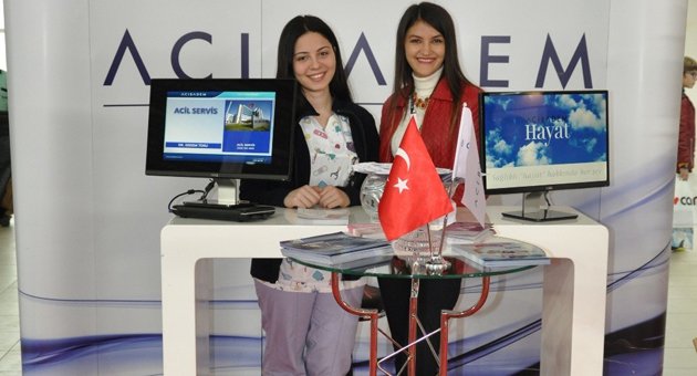 Acıbadem Adana hastanesi kitap fuarı'na sağlık hizmeti sunuyor