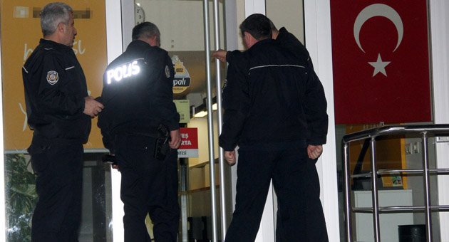 Açık unutulan banka kapısı polisi alarma geçirdi