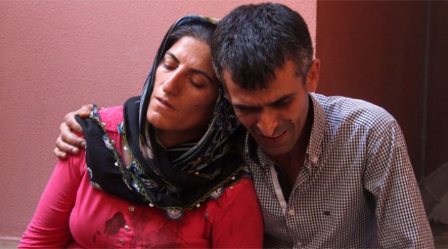 Acılı anne kanlı tişörtüyle kızını bekledi
