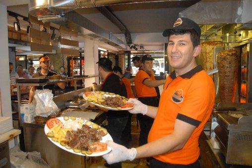 Açılışta 700 kilo döner ücretsiz dağıtıldı