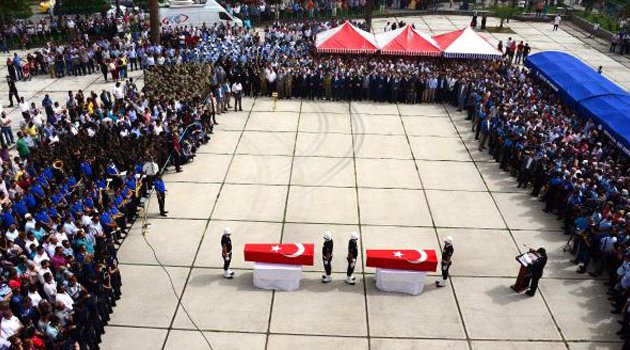 Adana 3 şehidine ağladı