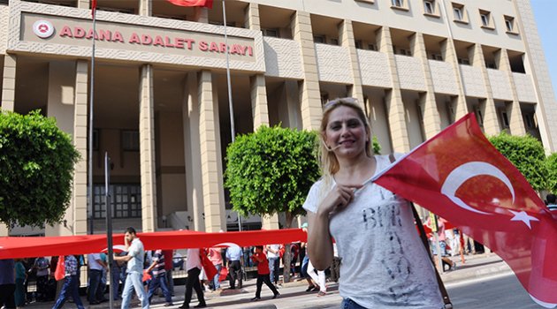 Adana adliyesi 1300 yargı çalışanıyla ‘Demokrasi ve Şehitler Mitingi’nde