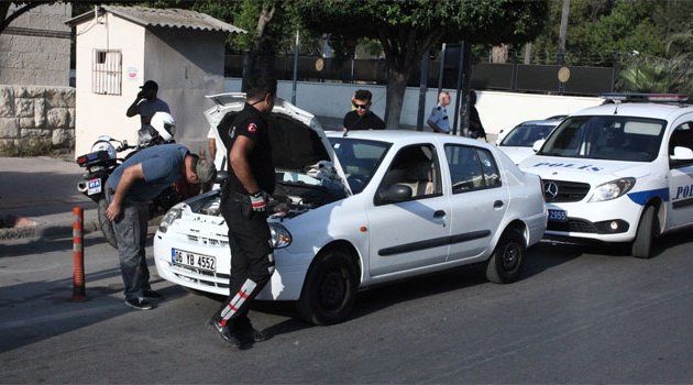 Adana adliyesi önünde şüpheli araç paniği