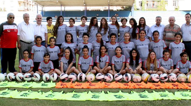 Adana Akdeniz Demirspor Kadın Futbol Takımı sezonu açtı