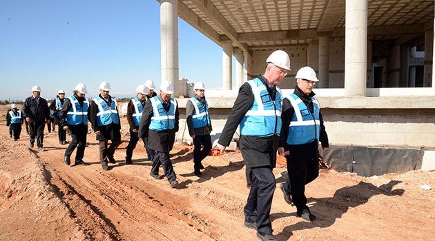 Adana BTÜ Rektör Vekili Gül, yerleşke şantiyesinde incelemelerde bulundu