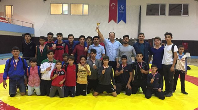 Adana Büyükşehir Belediyesi Güreş Takımı umut veriyor