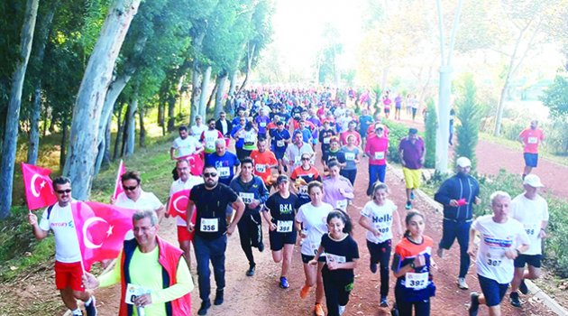 Cumhuriyet koşusunda Türk bayrakları dalgalandı