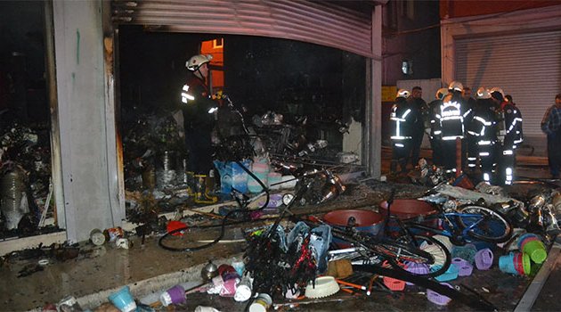 Adana’da 3 katlı iş yeri yandı