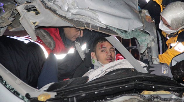 Adana’da 4 kişi hurdaya dönen araçtan sağ çıktı