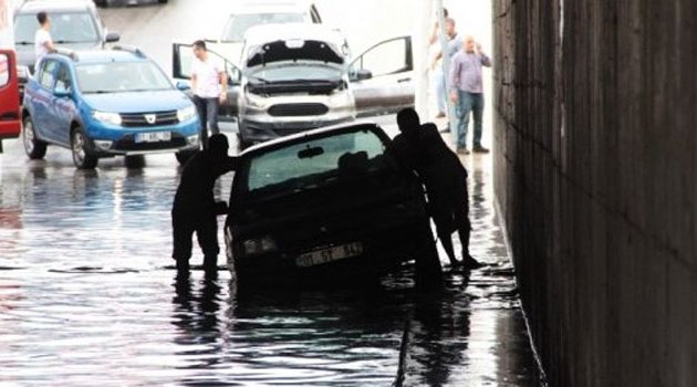 Adana’da alt geçitleri su bastı
