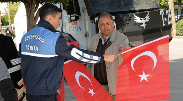 Adana’da bayrak sevgisi çığ gibi!