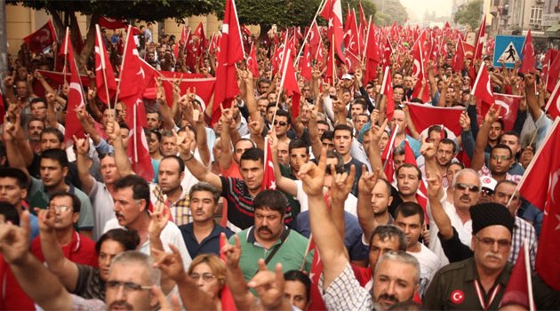 Adana’da binlerce kişi şehitler için yürüdü