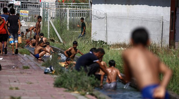 Adana’da Çocuklar Sulama Kanalına Akın Etti