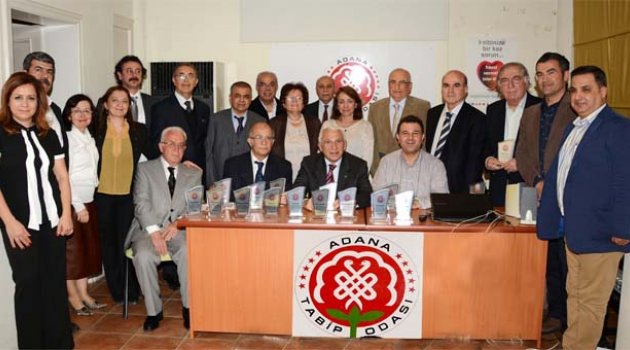 Adana’da duayen hekimlere 40. yıl plaketi