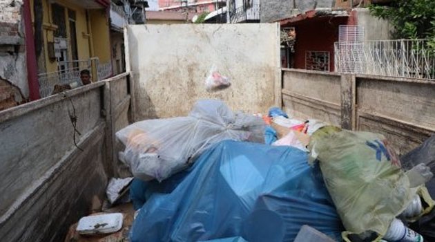 Adana’da Evden Bir Kamyon Çöp Çıktı