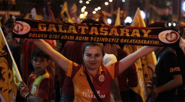 Adana’da Galatasaray taraftarının şampiyonluk kutlamaları