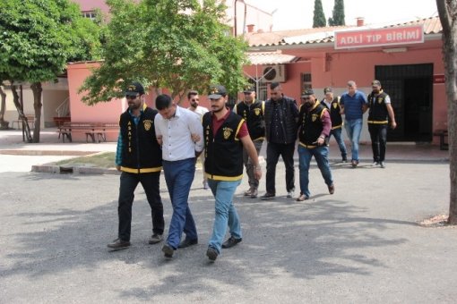 Adana’da gazete sahibini darp iddiasıyla gözaltına alınan 3 zanlı adliyeye sevk edildi