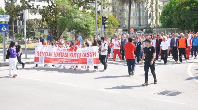 Adana’da Gençlik Yürüyüşü