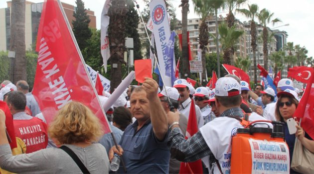 Adana’da gül sulu 1 Mayıs kutlaması