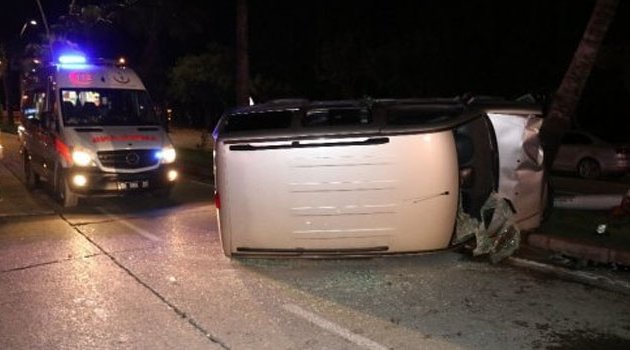 Adana’da Hafif Ticari Araç Devrildi: 1’i Kadın 2 Yaralı