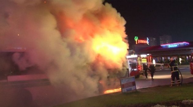 Adana’da Hareket Halindeki Otobüs Alev Alev Yandı