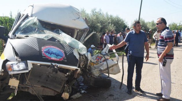 Adana’da kamyon ile minibüs çarpıştı: 3 yaralı