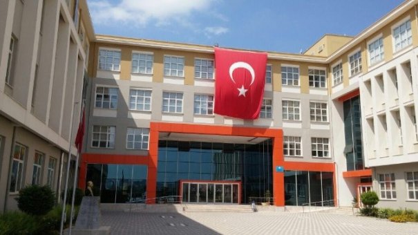 Adana’da Kapatılan Okulların Tabelaları Söküldü