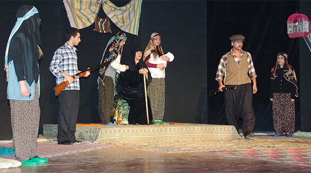 Adana’da liseli tiyatrocular sahnede