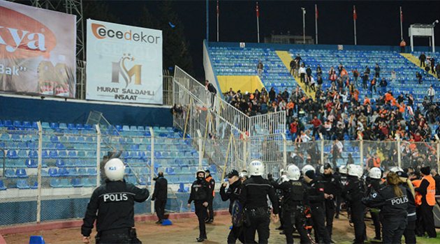 Adana’da maç bitti tribünler karıştı
