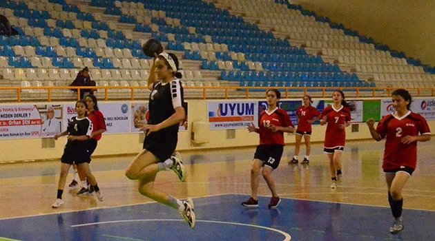 Adana’da Okullararası Genç Kızlar Hentbol Müsabakaları tamamlandı