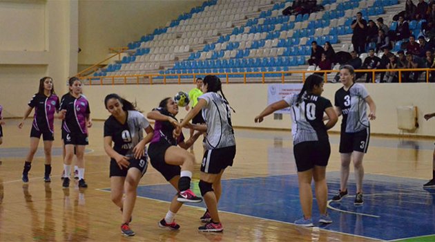 Adana’da Okullararası Genç Kızlar Hentbol Müsabakaları